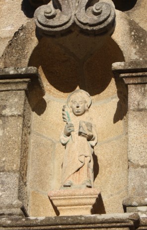 상스의 성녀 골룸바_photo by Lameiro_on the facade of the Church of Santa Comba de Cordeiro in Galicia_Spain.jpg